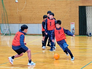 ３市町にある四つのサッカーのクラブチームが連携して活動する「ビヨンドＦＣ」の合同練習の体験会＝岡山県西粟倉村、西粟倉村体育館（清家悟さん提供）