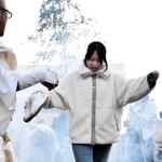 火渡りに挑戦する参拝者。「意外と熱くない」という感想が多かった＝たつの市龍野町片山