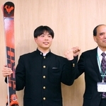 津田義和町長（右）に意気込みを語った柴田周明さん＝市川町役場