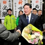 比例復活が決まり、支援者と握手を交わす池畑浩太朗氏（中央）＝たつの市龍野町富永