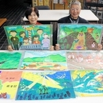 高嶺神社の言い伝えを基にした紙芝居を持つ山本幸子さんと忠政守さん（右）＝上郡町生涯学習支援センター