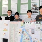 平和学習の成果をまとめたポスターを持つ児童ら＝山野里小学校