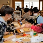 パフェ作りなど、接客に追われる佐用高校の生徒ら＝佐用町佐用、コバコワーク＆キャンプ