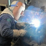 製品の溶接をする東修康さん＝赤穂市鷆和