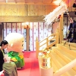 上郡町の高嶺神社で、ぬいぐるみとともに祈禱を受ける参拝者（左手前）と「円心くん」（かみごおり観光協会提供）