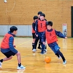 ３市町にある四つのサッカーのクラブチームが連携して活動する「ビヨンドＦＣ」の合同練習の体験会＝岡山県西粟倉村、西粟倉村体育館（清家悟さん提供）