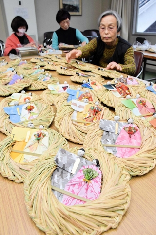 龍野ひな流しに合わせ、流しびなの準備を進める「龍野ひな流し会」の会員ら＝たつの市龍野町大手