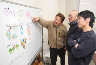 妖精のデザインや属性などについて検討を重ねる観光協会の役員ら＝神河町鍛治