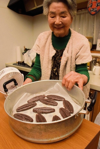 唯一の「友君羊羹」の作り手、横野香魚子さん。製造には見た目以上の手間暇がかかるという＝たつの市御津町室津