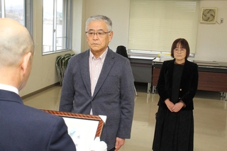 感謝状を受けた一橋省二さん（中央）と明美さん夫妻＝福崎町福崎新、中播消防署