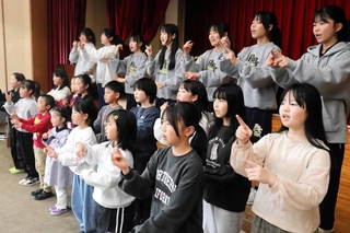 手話を交えた合唱の練習に励むメンバーら＝相生市立総合福祉会館