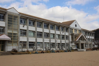 新小学校の校舎となる川辺小学校＝市川町西川辺