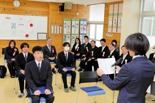 卒業を迎え、生徒たちが誓いの言葉を述べた修了証書授与式＝宍粟市山崎町五十波、県立山の学校