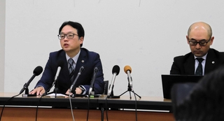 閉廷後、記者会見する女性患者代理人の若宮隆幸弁護士ら（左）＝１２日午後、姫路市北条１、県弁護士会姫路支部会館