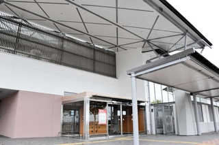 大規模改修を終えた太子町保健福祉会館。外観は外壁の塗り直し以外に変化はない＝太子町老原