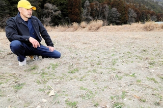 荒れ地を花畑に変える計画に取り組む養蜂家の田中啓介さん＝宍粟市山崎町五十波