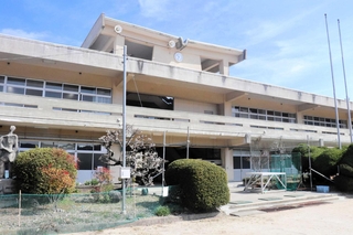 那波中学校との統合方針が決まった矢野川中学校＝相生市若狭野町寺田