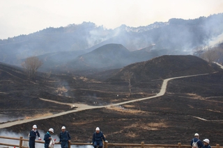 山焼きを終え、焦げ茶色になった砥峰高原＝神河町川上