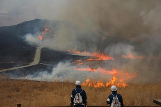 パチパチと音を立てながら、枯れ草を焼き尽くす炎＝神河町川上、砥峰高原