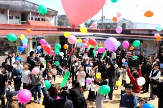多くの思い出に感謝し、風船を放つ人たち＝宍粟市立かしわの保育所
