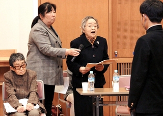 戦時中の記憶を話す立岩昭子さん（左から３人目）と高峰冨久美さん（左端）＝神河町上岩、神河中学校