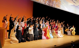 佐用日本語学校の卒業式で合唱する５３人の卒業生たち＝佐用町佐用、さよう文化情報センター