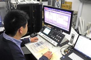 防災行政無線を設定する機械。「アポ電」があれば、特殊詐欺への注意を促す＝相生市役所