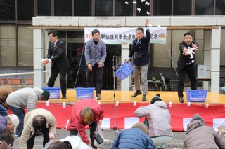 式典ではもちまきをして５周年を祝った＝神河町栗