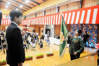 校章旗を坂本浩宣教育長に返納する児童＝若狭野小学校