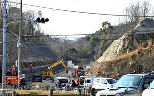 丘陵が割れたような県道の整備現場＝相生市那波