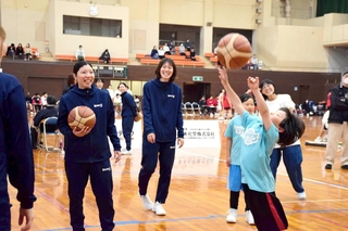 姫路イーグレッツの選手と、バスケットボールを通じて交流するファンら＝赤穂市加里屋