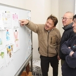 妖精のデザインや属性などについて検討を重ねる観光協会の役員ら＝神河町鍛治