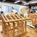 西播建設高等技能学校の11人　伝統工法でミニハウス製作　「学んだ技術生かしたい」
