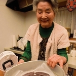 唯一の「友君羊羹」の作り手、横野香魚子さん。製造には見た目以上の手間暇がかかるという＝たつの市御津町室津