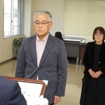 感謝状を受けた一橋省二さん（中央）と明美さん夫妻＝福崎町福崎新、中播消防署