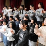 手話を交えた合唱の練習に励むメンバーら＝相生市立総合福祉会館