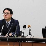 閉廷後、記者会見する女性患者代理人の若宮隆幸弁護士ら（左）＝１２日午後、姫路市北条１、県弁護士会姫路支部会館