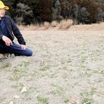 荒れ地を花畑に変える計画に取り組む養蜂家の田中啓介さん＝宍粟市山崎町五十波