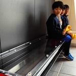 １００年以上前に製造されたレールを使ったベンチ。昨年解体された跨線橋に使用されていた＝ＪＲ竜野駅