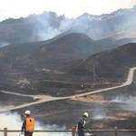 山焼きを終え、焦げ茶色になった砥峰高原＝神河町川上