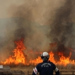 枯れ草を焼き尽くす炎＝神河町川上、砥峰高原