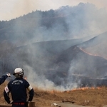 パチパチと音を立てながら枯れ草を焼き尽くす炎＝神河町川上、砥峰高原