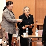 戦時中の記憶を話す立岩昭子さん（左から３人目）と高峰冨久美さん（左端）＝神河町上岩、神河中学校