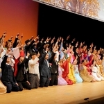 佐用日本語学校の卒業式で合唱する５３人の卒業生たち＝佐用町佐用、さよう文化情報センター