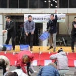 式典ではもちまきをして５周年を祝った＝神河町栗