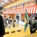 校章旗を坂本浩宣教育長に返納する児童＝若狭野小学校