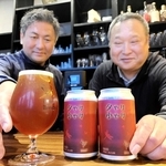 そうめんの端材としょうゆを使ったクラフトビールをＰＲする、イーグレブルワリーの池内正雄代表（左）とマルツネの瀬川徹会長＝姫路市苫編