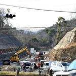 丘陵が割れたような県道の整備現場＝相生市那波