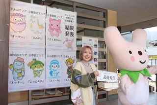 長谷エリアの「ススのん」をデザインした「似顔絵あーみゅ」さん（左）とカーミン＝神河町鍛治