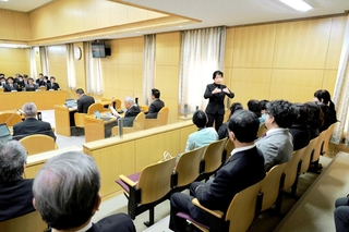 佐用町議会での手話言語条例案の可決を見届けた西播地区ろうあ団体連絡会の会員たち＝佐用町役場